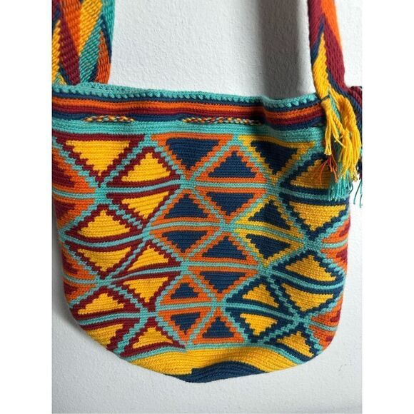 A 100% handmade Authentic Mochila Wayuu Indigenous Colombian Bag - Picture 7 of 14
